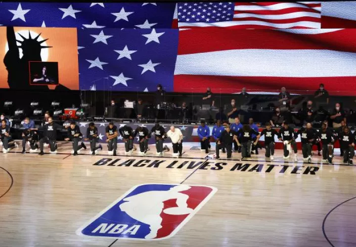 Jugadores de los Bucks y  los Magic de Orlando protestan. Foto:EFE