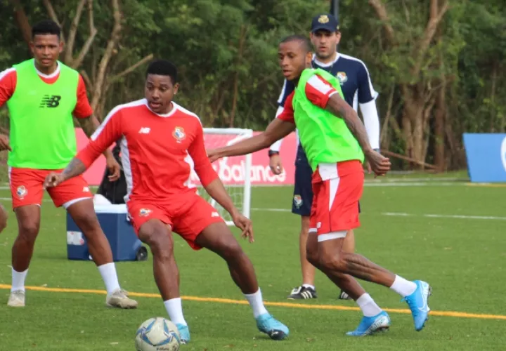 Ricardo Clarke con el balón y Alfredo Stephens (der.) en los entrenamientos de equipo mayor. Foto:Fepafut