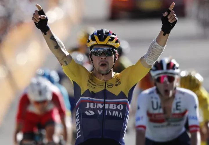 1-   Primoz Roglic levanta los brazos, luego de ganara la cuarta etapa. Fotos:EFE