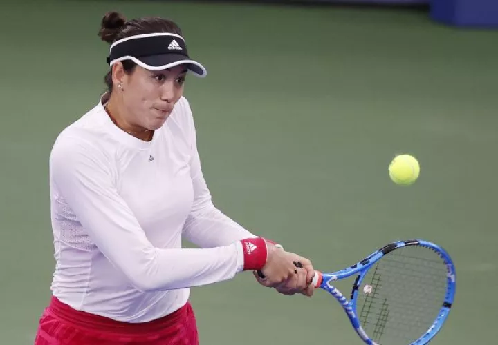 La española Garbiñe Muguruza devuelve el bola a la japonsea Nao Hibino en el US Open. Foto:EFE