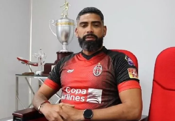 Gabriel 'Gavilán" Gómez firma con el Sporting San Miguelito. Foto:@sportingsmfc