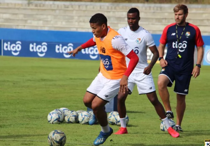 Ángel Sánchez (der.) observa a Iván 'Colocho' Anderson con el balón, atrás espera Richard Peralta. Foto:Fepafut