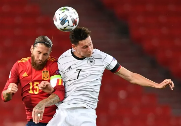 Sergio Ramos de España (15)  y  Julian Draxler de Alemania Foto:EFE
