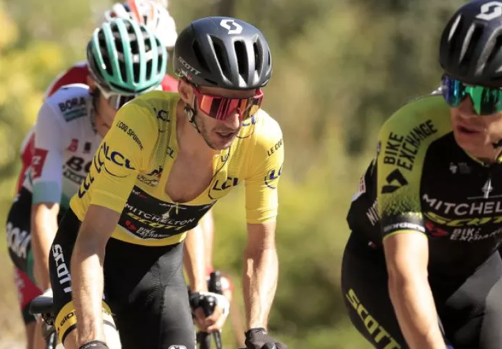 El pedalista británico Adam Yates (cent.) es por el momento el dueño de la camiseta amarilla. Foto:EFE