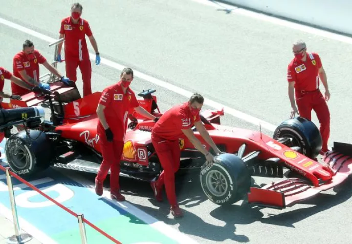 El carro del piloto alemán Sebastian Vettel de la Ferarari es empujado al garaje del circuito de Monza en Italia.  Foto:EFE
