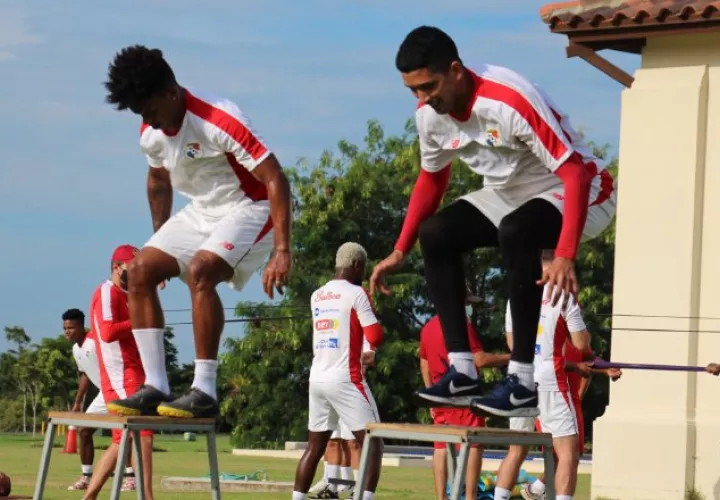 Edwin Aguilar (der.) en los entrenamientos durante la 'burbuja' en Coclé. Foto:Fepafut