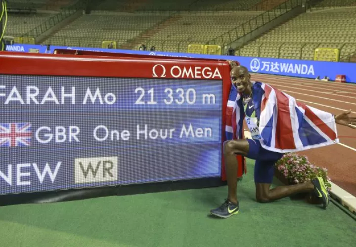 El británico Mo Farah festeja su nuevo rércord. Foto:EFE