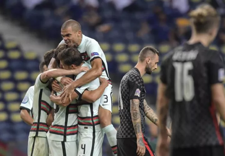 Jugadores de Portugal festejan. Foto:EFE
