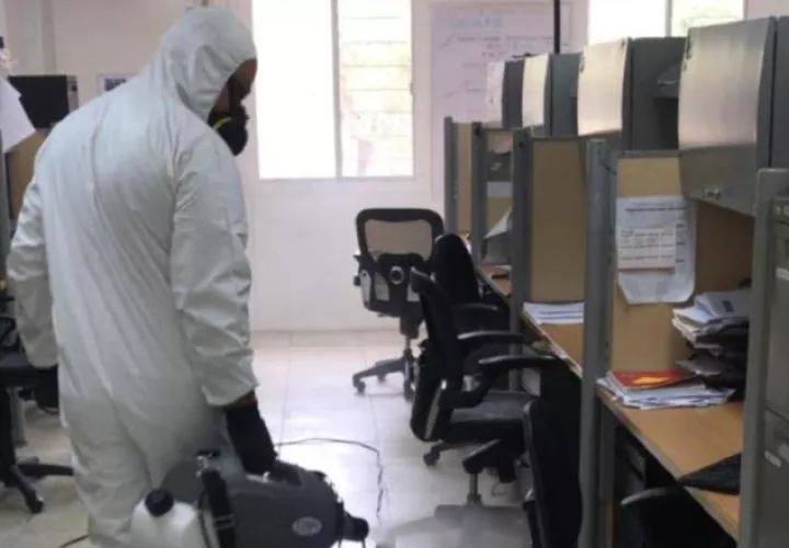 De fumigar construcciones, ahora también desinfectan negocios y casas de personas que han tenido un familiar con COVID-19.