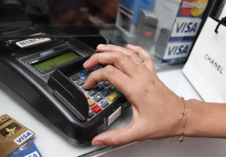 Panameños utilizan las tarjetas de crédito como medida para enfrentar los gastos y deudas frente a la pandemia.