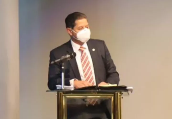 El representante de FCC,  Isaac Figueroa, mostró una actitud desafiante. 