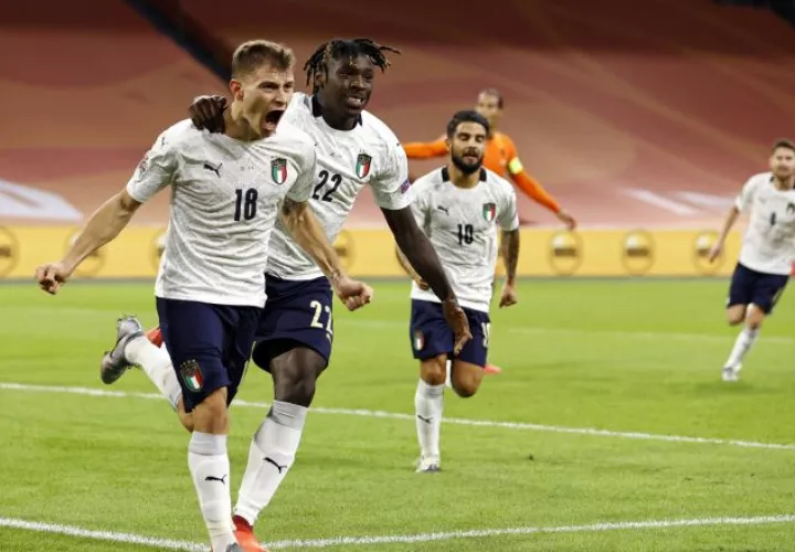 Nicolo Barella (izq.) festeja con Moise Kean su gol ante los holandeses. Foto:EFE