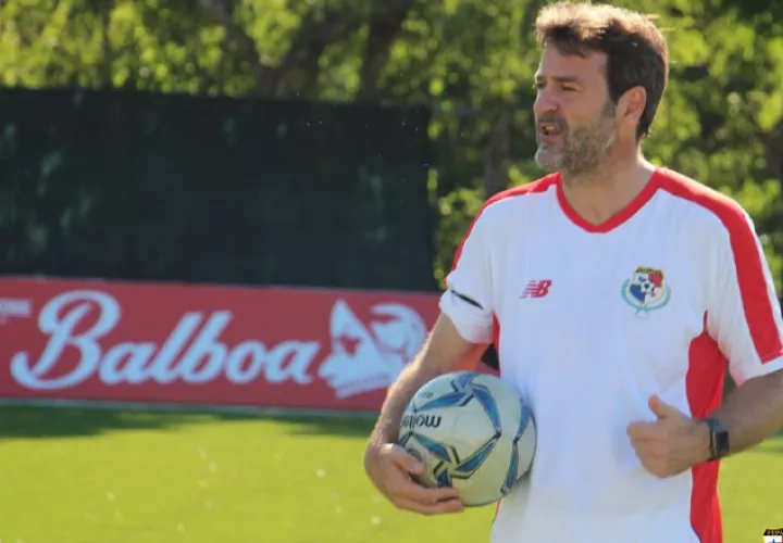 Thomas Christiansen al frente de los entrenamientos. Foto:Fepafut