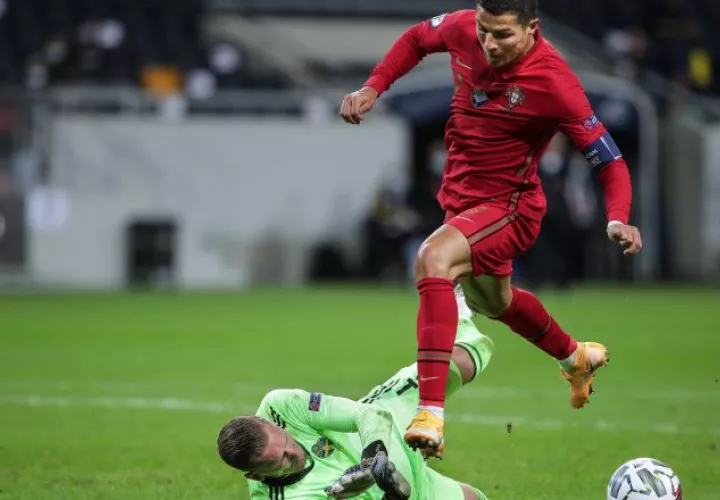 Robin Olsen portero de Suecia intenta bloquear a Cristiano. Foto:EFE