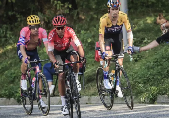 Nairo Quintana (cent.) en el Tour de Francia. Foto:EFE
