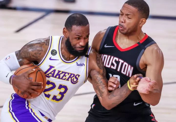 LeBron James de los Lakers (iz.) y Eric Gordon de los Rockets. Foto:EFE