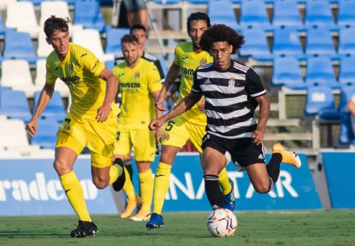 Adalberto 'Coco' Carrasquilla con el balón. Foto:@@FCCartagena_efs