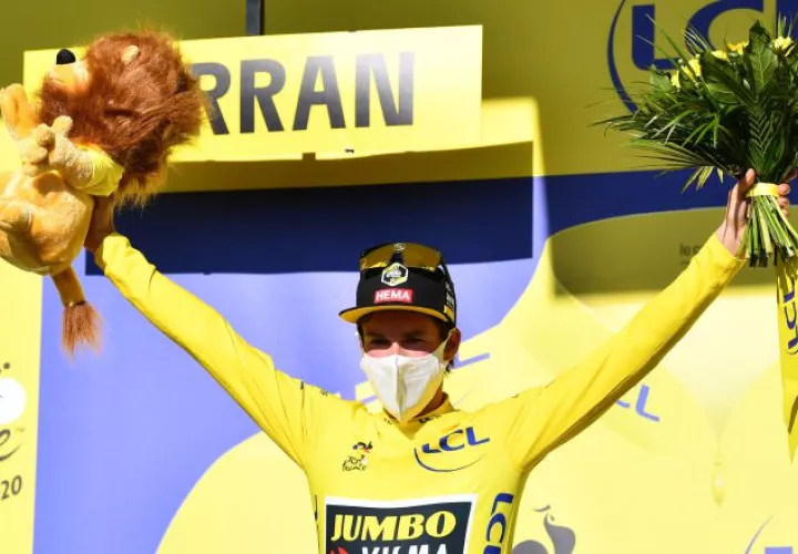 Primoz Roglic se mantiene como líder del Tour de Francia. Foto:EFE