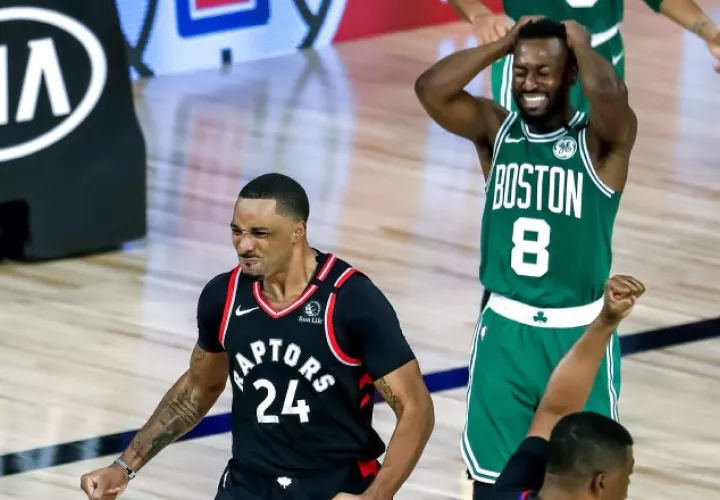 Norman Powell de Raptors festeja y Walker de Celtics se lamenta. Foto:EFE
