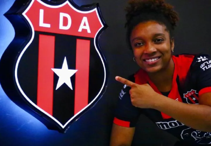 Marta Cox ficha para Alajuelense en el fútbol de Costa Rica. Foto:@ldacr 