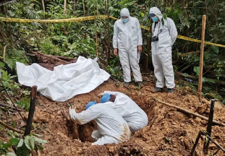 Peritos de Criminalística, personal del Ministerio Público y Senan ubicaron la fosa clandestina. Mayra Madrid.