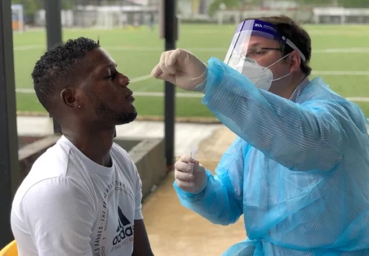 José fajardo en su prueba de hisopado. Foto:@CAIPanama ·