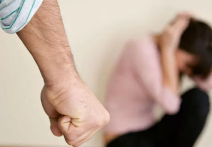 Familiares y amigos deben tener una comunicación constante con la víctima para actuar, de ser necesario.
