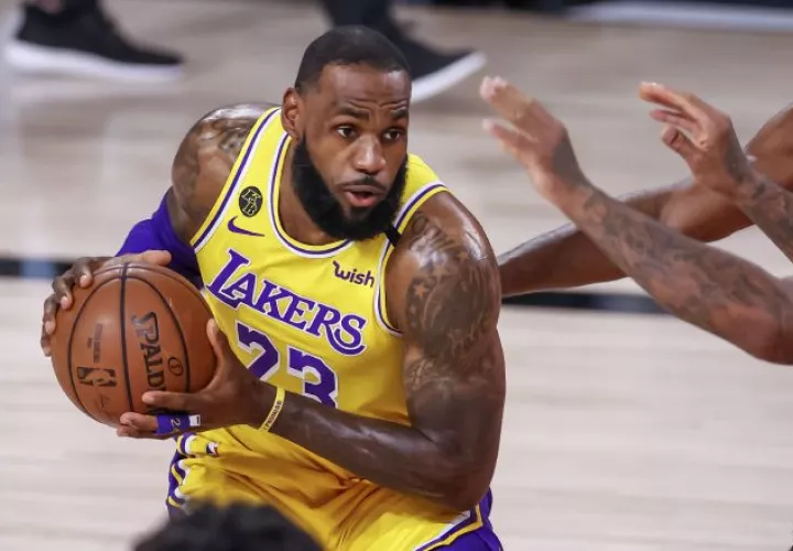 LeBron James de los Lakers. Foto:EFE