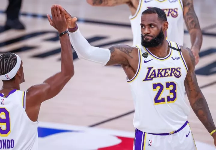 LeBron James (der.) de los Lakers festeja con Rajon Rondo. Foto:EFE