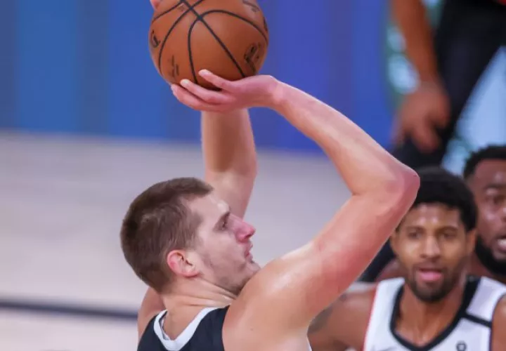 Nikola Jokic (15),  Nuggets de Denver.  Foto:EFE