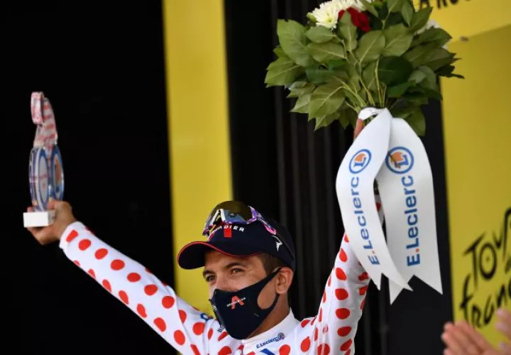 4-  Richard Carapaz de Ecuador con la camiseta del mejor escalador del Tour 