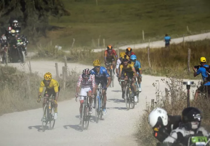 6   Un grupo de ciclista durante un tramo de la etapa que no tenía pavimento