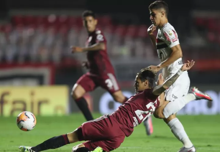 Vitor Frezarin (d) de Sao Paulo disputa un balón con Lucas Martínez de River Plate . Foto:EFE