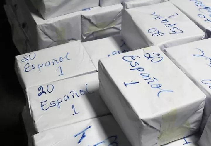 Estudiantes y docentes esperan la entrega del material impreso para complementar sus clases.