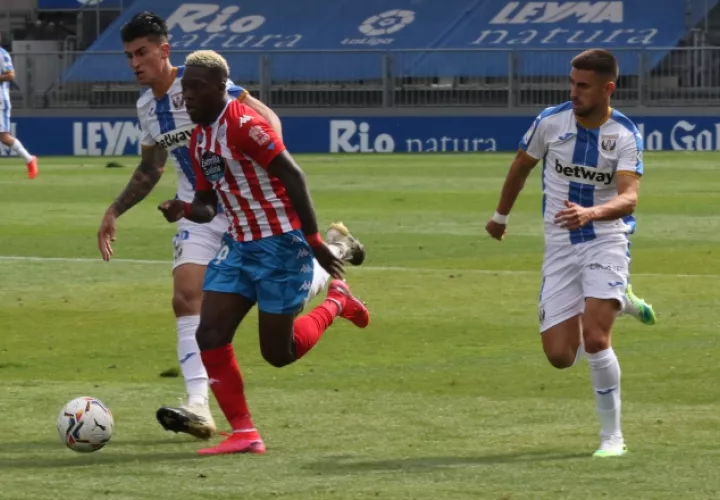 El panameño José Luis "Puma" Rodríguez (cent.) anotó su primer gol de la temporada con Lugo. Foto:@CDLugo/ Foto:@CDeportivoLugo