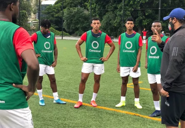 El técnico Fancisco Perlo conversa con los jugadores del CAI. Foto:@CAI
