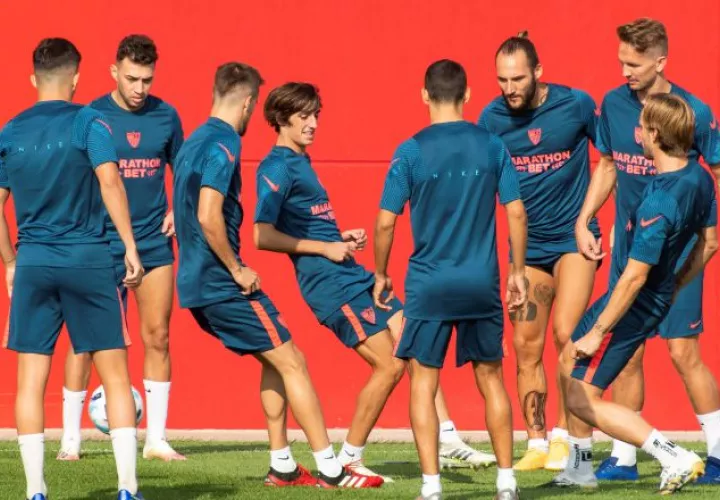 Jugadores del Sevilla FC durante el entrenamiento. Foto:EFE