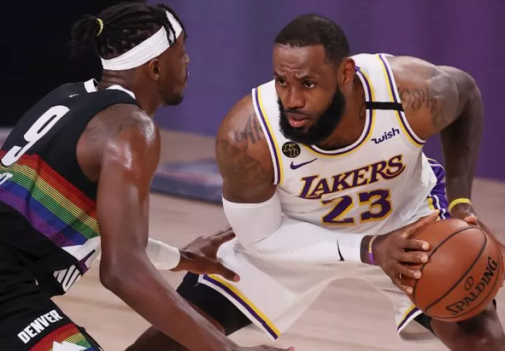 Jerami Grant de Denver intenta marcar a LeBron James. Foto:EFE