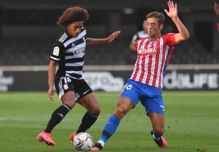 Adalberto 'Coco' Carrasquilla (izq.) se encuentra motivado en el FC Cartagena en la Segunda División de España. Foto: @CCartagena_efs