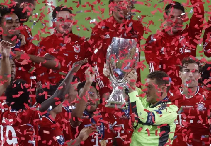 Manuel Neuer levanta la Copa. Foto:EFE