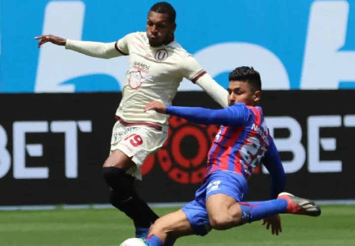 El panameño Alberto 'Negrito' Quintero (izq.) de Universitario.