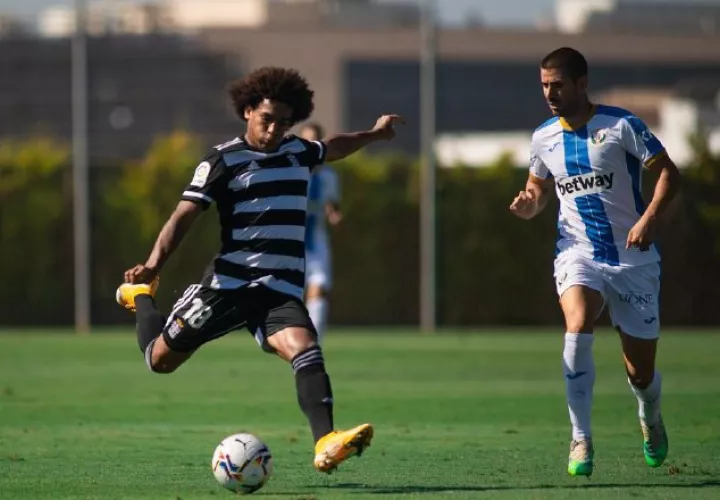 Adalberto 'Coco' Carrasquilla con el balón. Foto:@@FCCartagena_efs