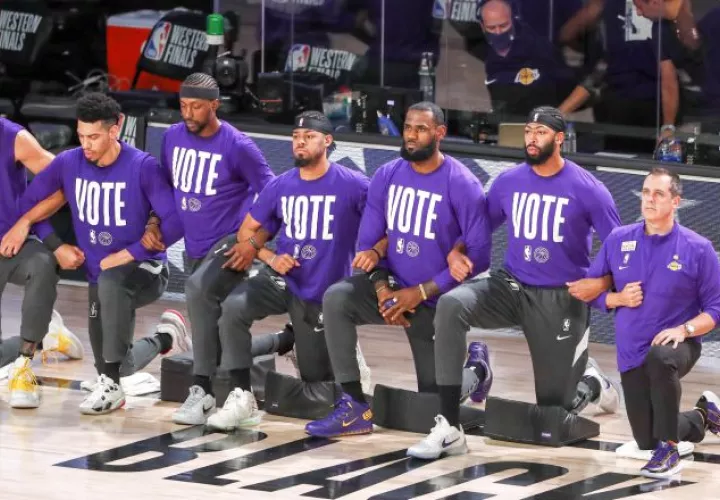 Algunos miembros del equipos de los Lakers se arrodillaron antes de iniciar el quinto partido de los playoffs de la final de la Conferencia Oeste contra Denver Nuggets. Foto:EFE