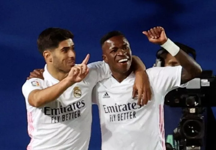 Vinicius Jr. (d) y Marco Asensio del Real Madrid festejan el gol. Foto:EFE