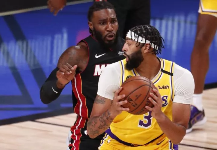 Aanthony Davis de los Lakers (der.) es marcado por  Jae Crowder. Foto:EFE 