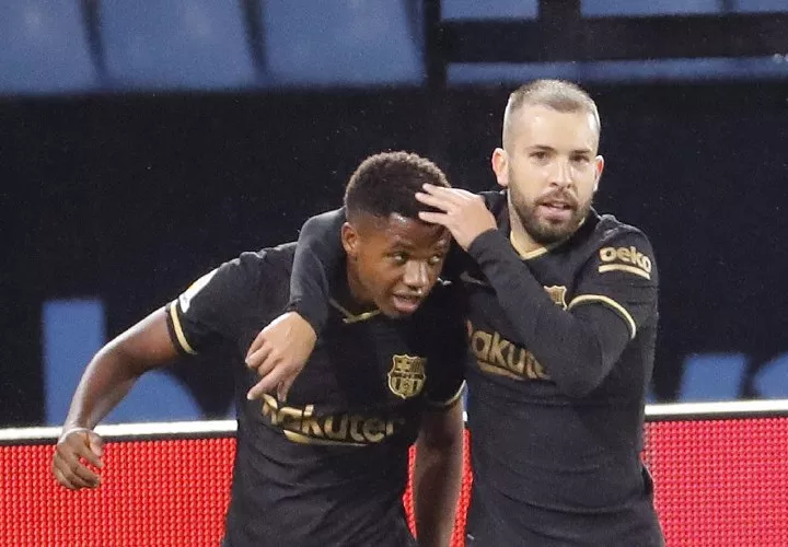 El extremo del Barcelona, Ansu Fati (izq), celebra con su compañero Jordi Alba. Foto:EFE