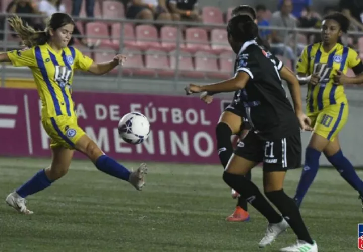 El fútbol femenino arrancará en noviembre. Foto:EFE