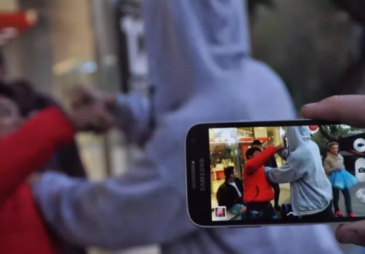 Lograr un convenio entre las empresas de redes sociales para restringir el acceso a contenidos violentos. (Foto cortesía: LaNueva.com)