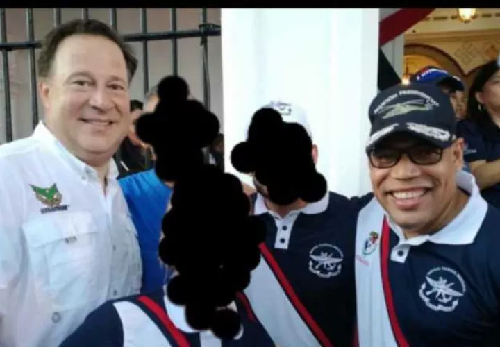 Varela posa junto a su piloto y amigo personal, Ricardo Garay, en las escalinatas de la Presidencia.