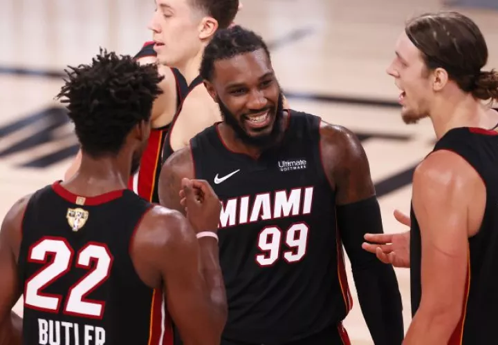 Jimmy Butler (izq.) Jae Crowder  y Kelly Olynyk (der.) celebran la victoria de su equipo. Foto:EFE